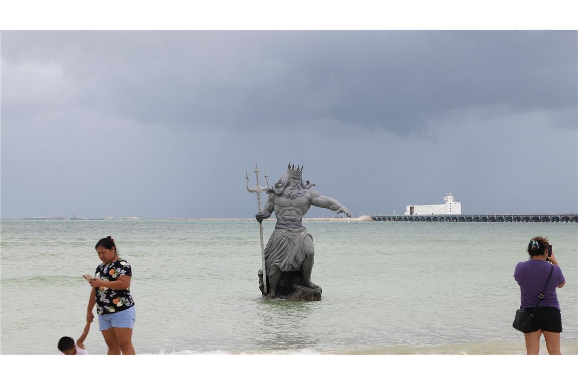 Schnappschüsse vor dem Sturm: Touristen fotografieren Poseidon-Skulptur, während sich Hurrikan 'Milton' auf Yucatan zubewegt