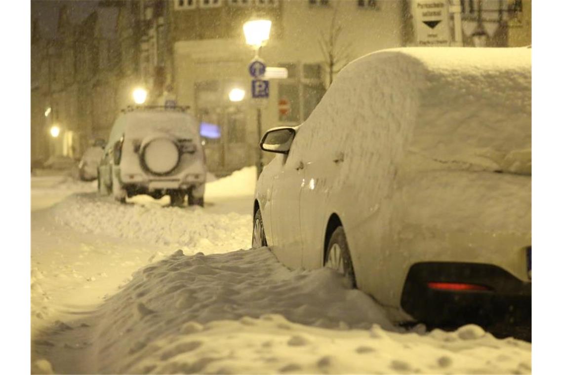 Schneesturm fegt über Deutschland - Meterhohe Verwehungen Schnee bedeckt am frühen Morgen eine Straße und die Autos am Straßenrand. Tief Tristan hat für gewaltige Schneemengen im Harz wie hier in Wernigerode gesorgt. Foto: Matthias Bein/dpa-Zentralbild/dpa