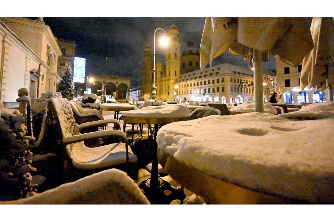 Schnee liegt auf einem Tisch des Restaurant Tambosi am Odeonsplatz in München.