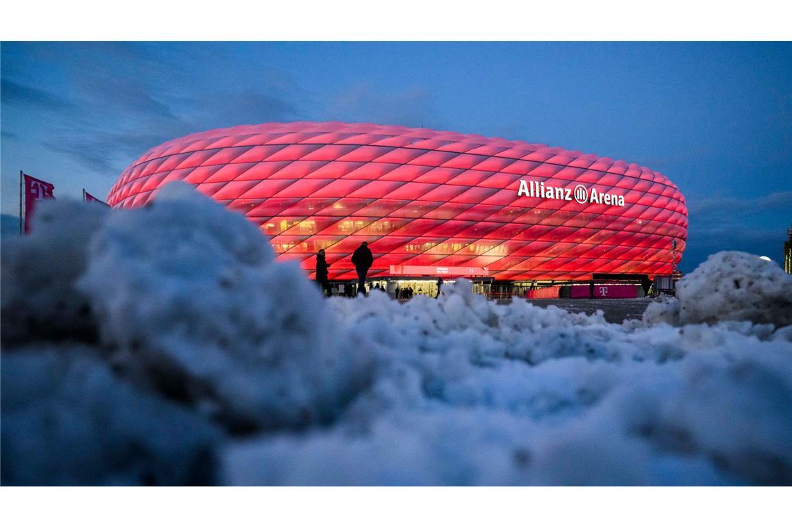 Schnee liegt vor der Allianz Arena vor dem Spiel  Bayern München - FC Augsburg