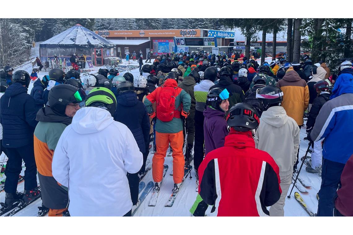 Schnee und Rodel trotz alledem. Auch wenn die Schneeverhältnisse nicht ideal sind, drängen sich doch zahlreiche Wintersportler vor einem Skilift am Keilberg im Erzgebirge.