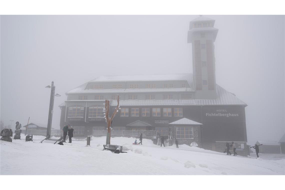 Schnee zu Weihnachten - Die Skisaison beginnt auf dem Fichtelberg.