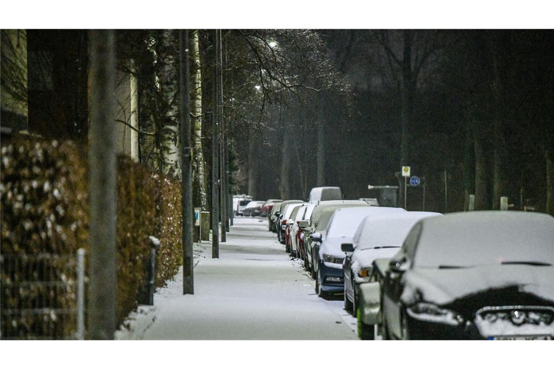 Schneebedeckte Straßen und Gehwege in Aalen.