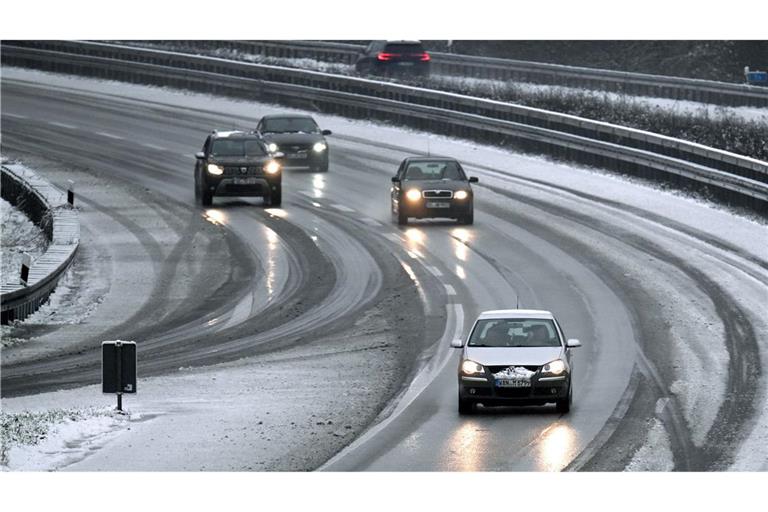 Schneematsch auf der A52 bei Gelsenkirchen. Vielerorts sind die Straßen infolge von gefrierendem Regen spiegelglatt.