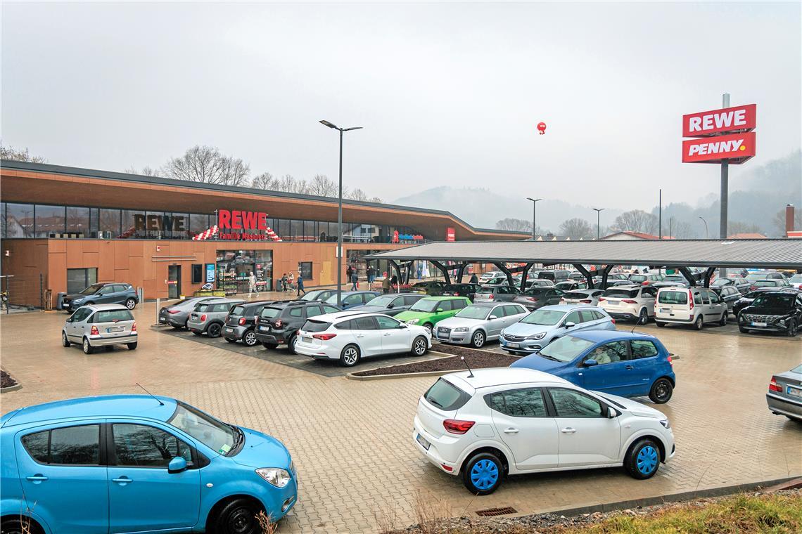 Schon am Vormittag ist gut was los beim neu eröffneten Einkaufszentrum an der Berliner Straße. Fotos: Stefan Bossow