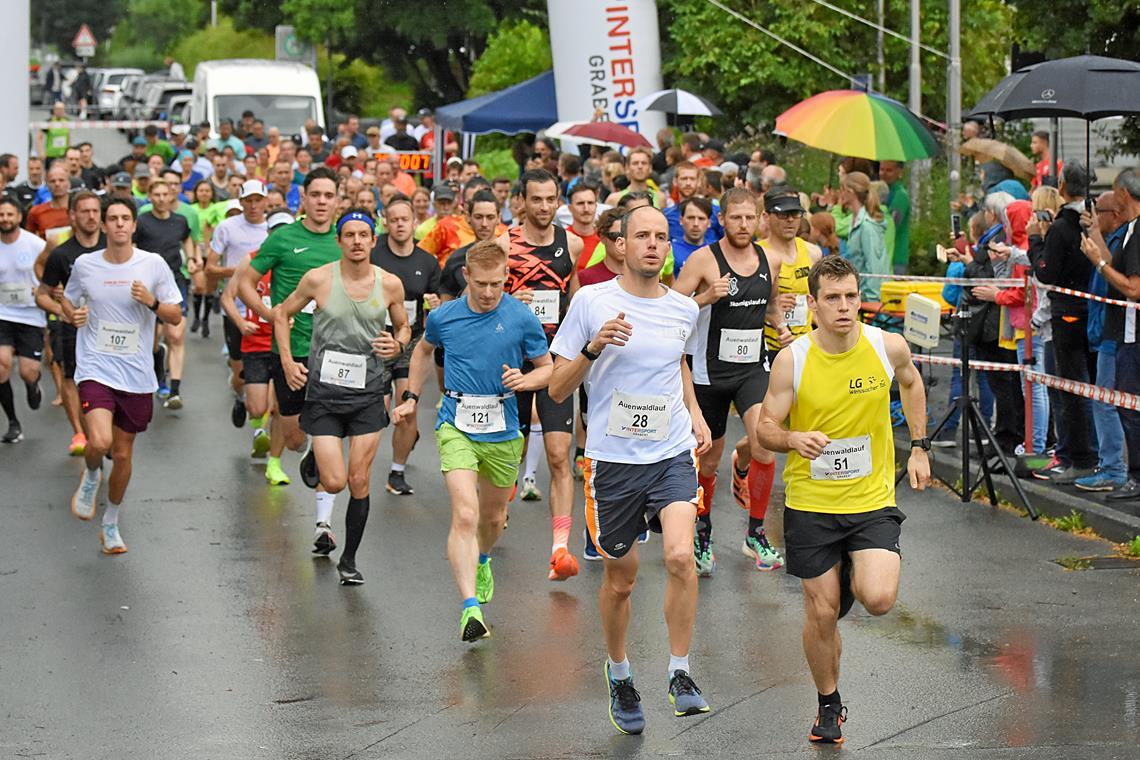 Schon beim Start zum Hauptlauf liegt der spätere Sieger Philipp Hoffmann (gelbes Shirt) an der Spitze. Foto: Tobias Sellmaier