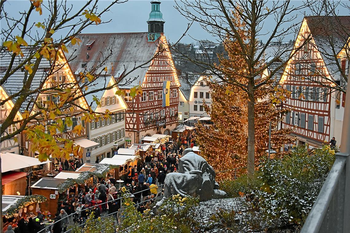 Schon gegen Spätnachmittag wird es immer voller im Herzen der Stadt, die adventlich in Szene gesetzt ist. Am Abend geht es dann definitiv kuschelig zu. Fotos: Tobias Sellmaier