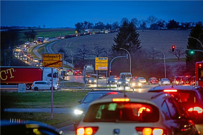 Schon in den frühen Morgenstunden ist auf vielen Straßen in der Region – wie hier auf der B328 – stockender Verkehr angesagt. Foto: Alexander Becher