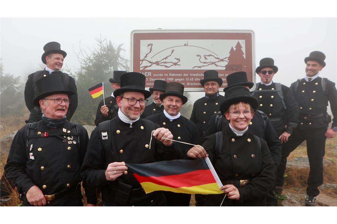 Schornsteinfeger aus verschiedenen Bundesländern sind am Tag der Deutschen Einheit auf den Brocken gewandert, um hier gemeinsam und mit deutschen Fahnen den besonderen Tag zu feiern.