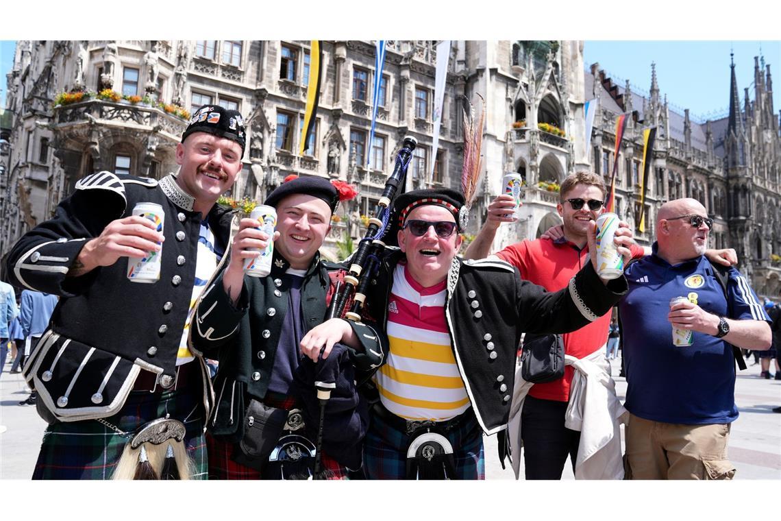 Schottische Fans jubeln auf dem Marienplatz in München. Schottland und Deutschland treffen am Freitag beim Eröffnungsspiel der Fußball-Europameisterschaft in der Allianz-Arena aufeinander.