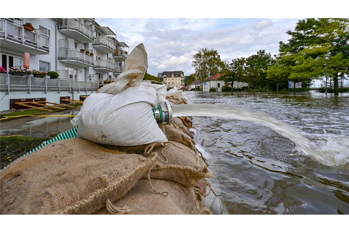 Schreckmoment in Eisenhüttenstadt: In einem Stadtteil wurde in der Nacht ein Sandsack-Wall unterspült, die Feuerwehr musste rasch reagieren.