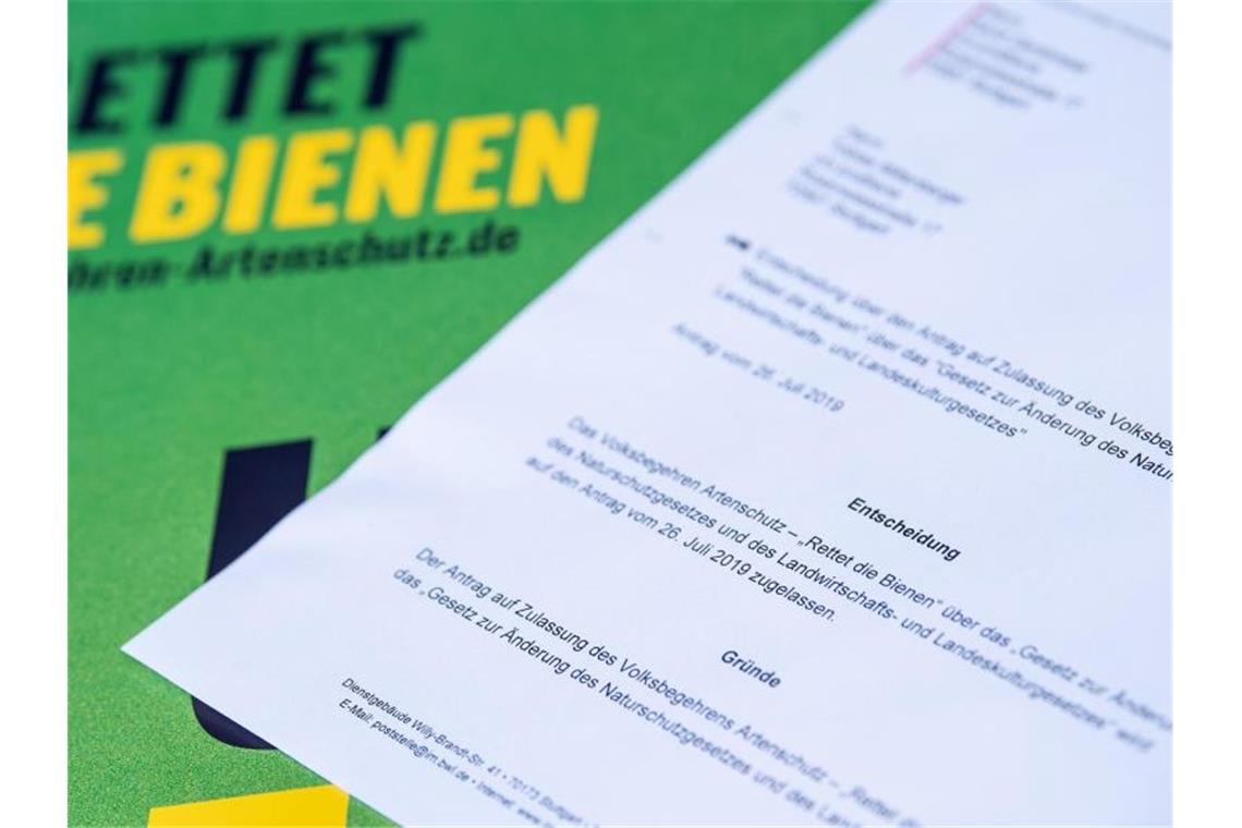 Grüne wollen für den Artenschutz nachverhandeln Schreiben des Innenministeriums für die Zulassung des Volksbegehren Artenschutz „Rettet die Bienen“. Foto: Fabian Sommer/Archivbild