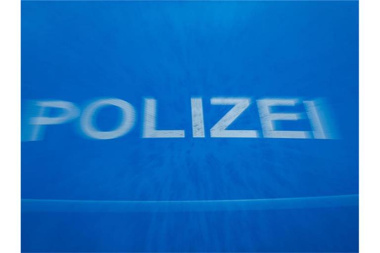 Schriftzug „Polizei“ auf der Motorhaube eines Funkstreifenwagens. Foto: Jens Büttner/dpa-Zentralbild/dpa/Symbolbild