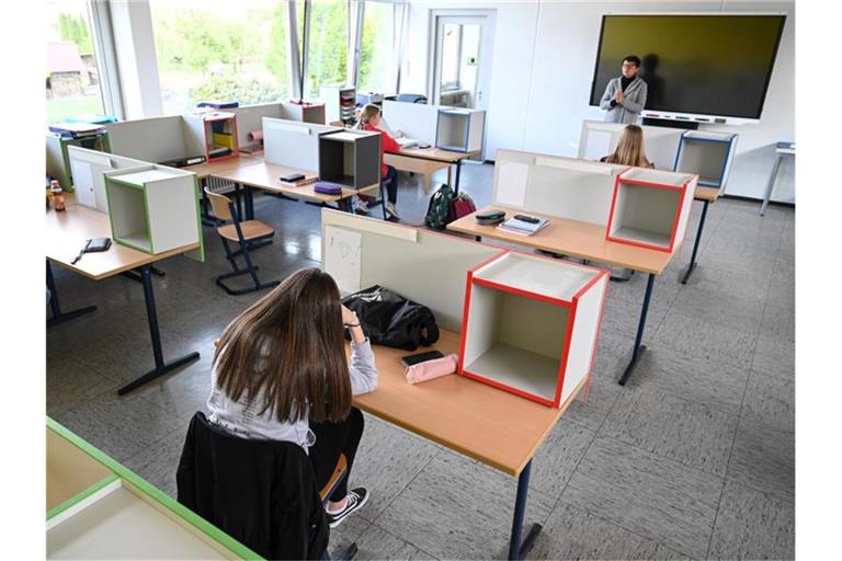 Schüler der Abschlussklasse sitzen in einer Schule in Baienfurt im Klassenzimmer. Foto: Felix Kästle/dpa/Archivbild