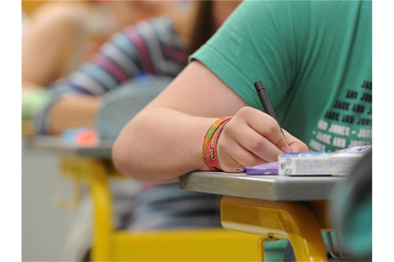 Schüler eines Gymnasiums schreiben eine Klausur. Foto: picture alliance / dpa/Symbolbild