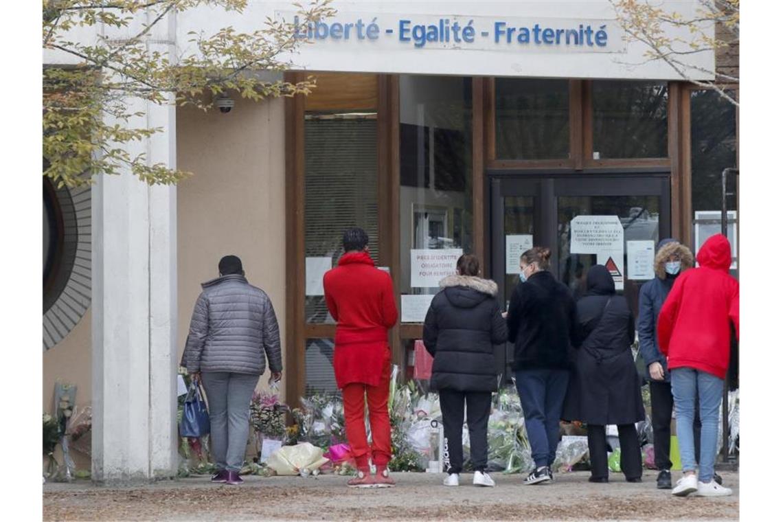 Welle der Solidarität nach Enthauptung eines Lehrers