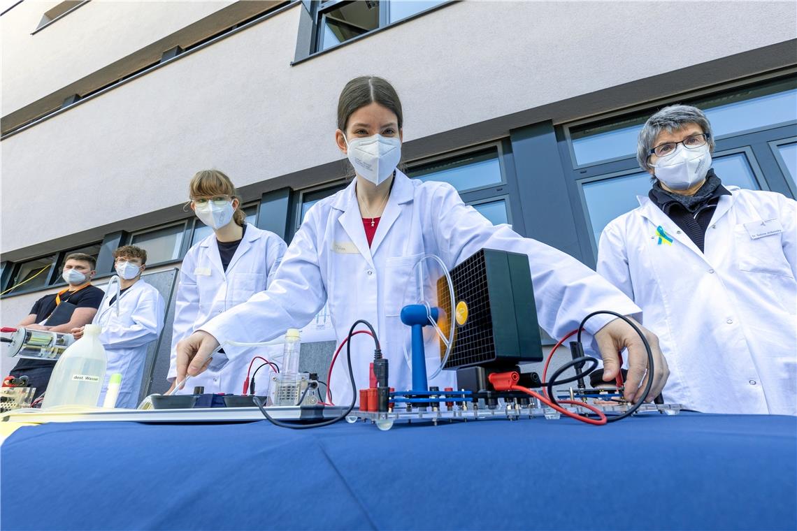 Schüler präsentierten beim Mobilitätstag zu nachhaltiger Mobilität am Beruflichen Schulzentrum Backnang im März 2022, wie grüner Wasserstoff funktioniert. Fotos: Alexander Becher