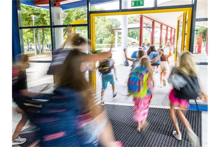 Schüler rennen nach Schulschluss aus einer Realschule heraus. Foto: Philipp von Ditfurth/dpa/Archiv