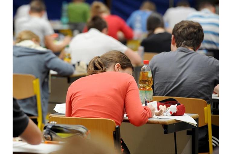 Schüler schreiben eine Prüfung. Foto: Armin Weigel/dpa/Archivbild