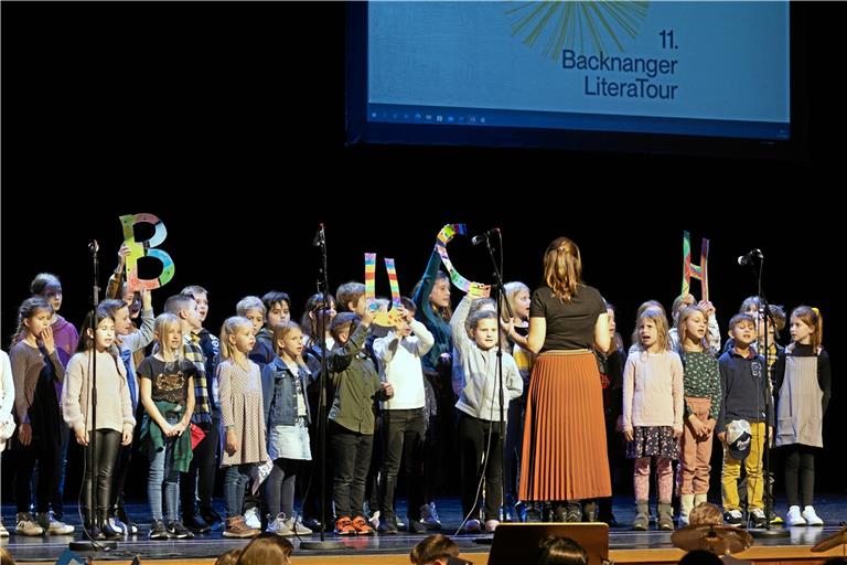 Schüler verschiedener Schulen punkten wie hier der Kinderchor der Plaisirschule bei der Literatour-Eröffnung mit brillanten Aufführungen, für die sie viel Applaus erhalten. Fotos: Alexander Becher