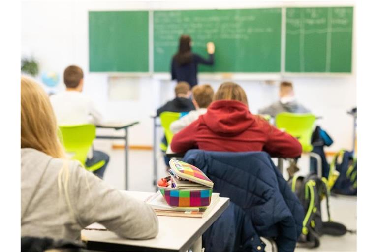 Schülerinnen und Schüler einer Realschule sitze in ihrem Klassenzimmer. Foto: Philipp von Ditfurth/dpa/Symbolbild