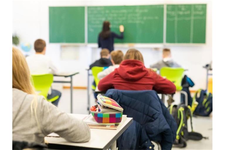 Schülerinnen und Schüler sitzen während des Unterrichts in ihrem Klassenzimmer. Foto: Philipp von Ditfurth/dpa/Illustration