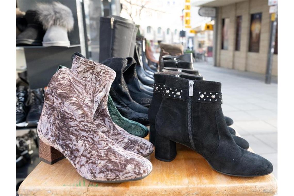 Schuhe stehen in einer Auslage vor einem Schuhgeschäft. Foto: Bernd Weißbrod/dpa