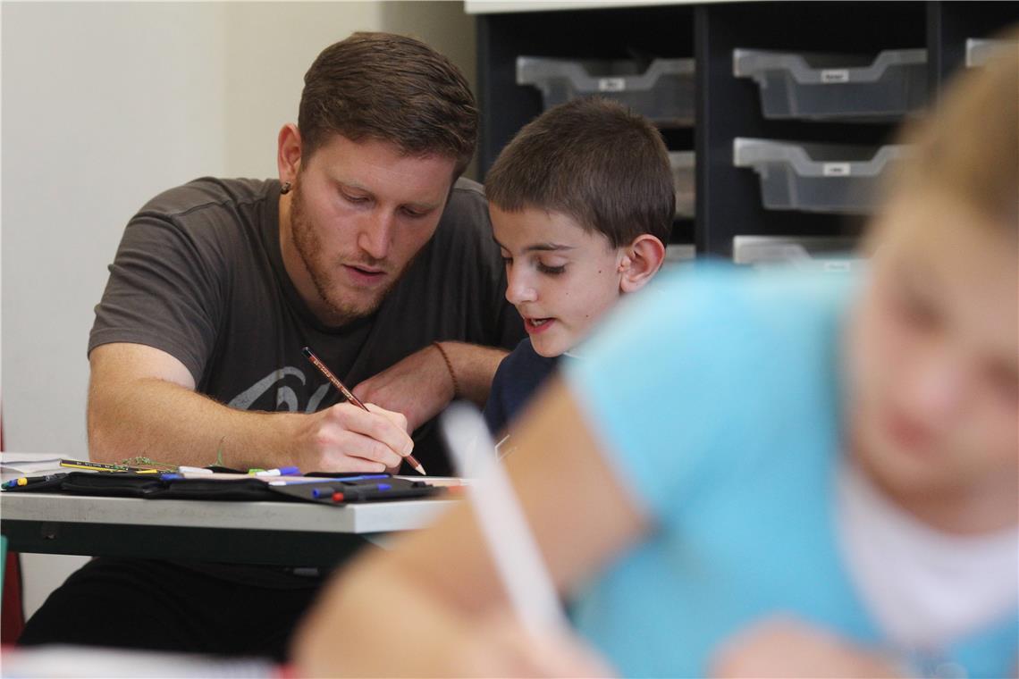 Schulbegleiter sollen Kinder mit geistiger, körperlicher oder seelischer Behinderung im Schulalltag an einer Regelschule unterstützen. Doch die Inklusion ist teuer und bringt den Landkreis an seine finanziellen Grenzen. Foto: imago/Sebastian Willnow