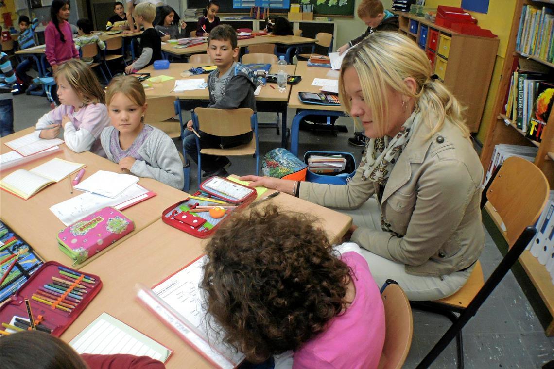 Schulbegleitungen helfen beeinträchtigten Kindern bei der Teilhabe am Unterricht. Symbolfoto: Imago/Funke Foto Services