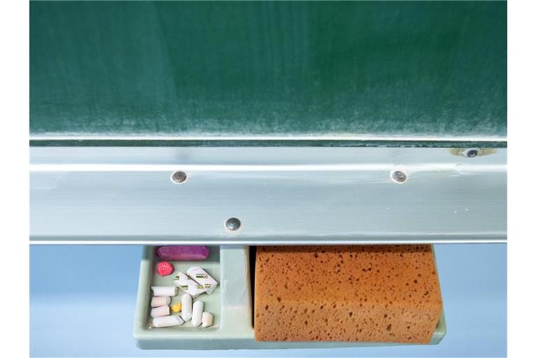 Schwamm und Kreide liegen in einem Klassenraum unter einer Tafel. Foto: Klaus-Dietmar Gabbert/dpa-Zentralbild/ZB/Symbolbild