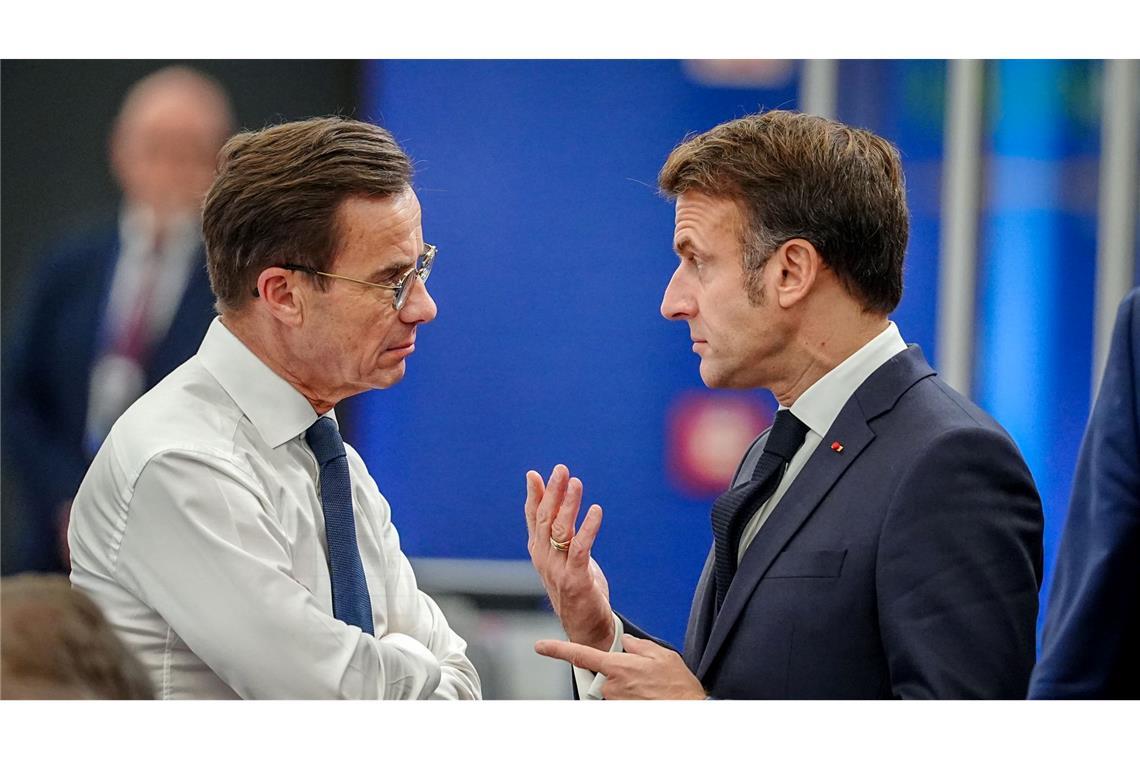 Schwedens Ministerpräsident Ulf Kristersson (l) und Frankreichs Präsident Emmanuel Macron sprechen in Budapest. Die geopolitischen Herausforderungen werden für Europa nach der US-Wahl nicht weniger.