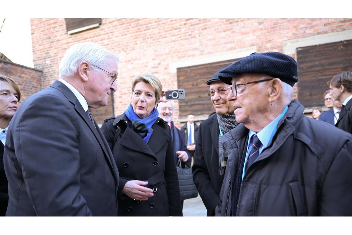 Schweizer Bundespräsidentin Karin Keller-Sutter (2.vl) in Begleitung der Brüder Alfred (r) und Rudolf Popper (2.vr) aus Zürich, Auschwitz-Überlebende, mit Bundespräsident Frank-Walter Steinmeier im ehemaligen  Konzentrations- und Vernichtungslagers Auschwitz-Birkenau.