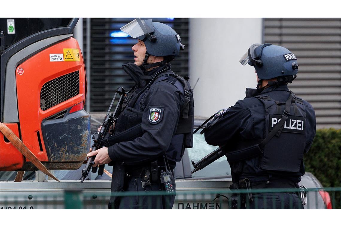 Schwer bewaffnet und geschützt: Nach den Schüssen sind auch zahlreiche Polizisten vor Ort