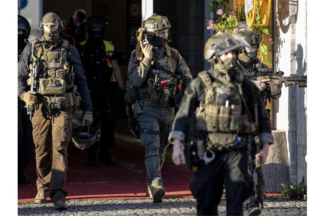 Kaufhaus nach gescheitertem Banküberfall wieder geöffnet Schwer bewaffnete Polizeibeamte verlassen das Kaufhaus am Hermannplatz. Foto: Fabian Sommer/dpa