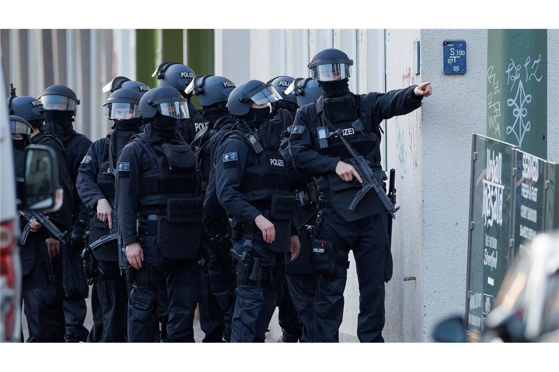 Schüsse am Landgericht: Haftbefehl wegen Mordversuchs Schwerbewaffnete Einsatzkräfte der Polizei sichern eine Straße vor dem Landgericht in der Innenstadt.