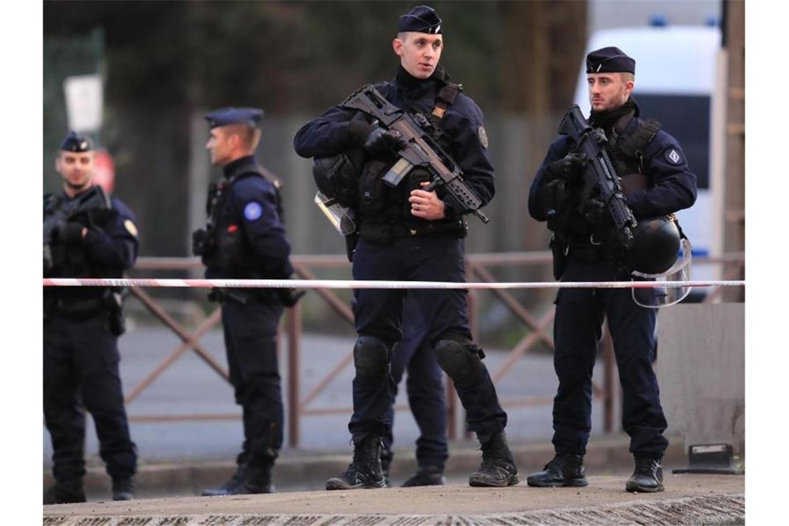 Mann tötet einen Menschen mit Messer bei Paris Schwerbewaffnete Polizisten sichern den Tatort nach der Messerattacke. Foto: Michel Euler/AP/dpa