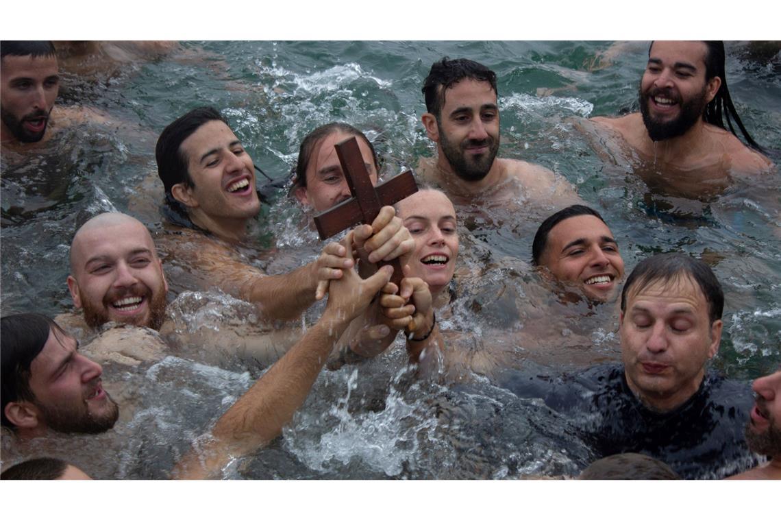 Schwimmer holen bei den orthodoxen Feierlichkeiten zur Segnung des Wassers am Princess Pier das "Heilige Kreuz" aus dem Wasser. Derjenige, der es zuerst holt, soll für ein Jahr gesegnet sein.