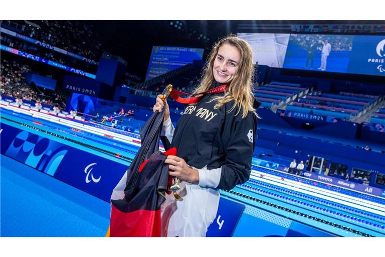 Schwimmerin Elena Semechin hat Gold gewonnen und darf die deutsche Fahne tragen.