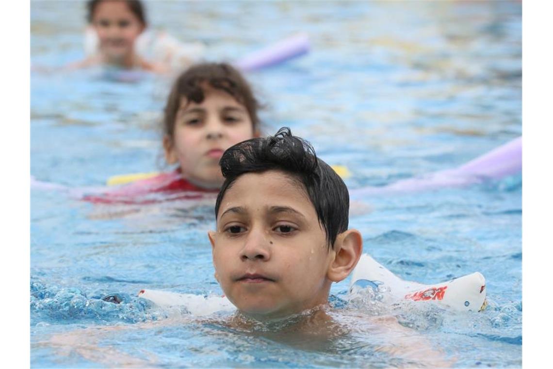 Verbände: Flüsse und Seen ungeeignet zum Schwimmenlernen Schwimmunterricht in der Schule. Foto: Stephanie Pilick/Archivbild