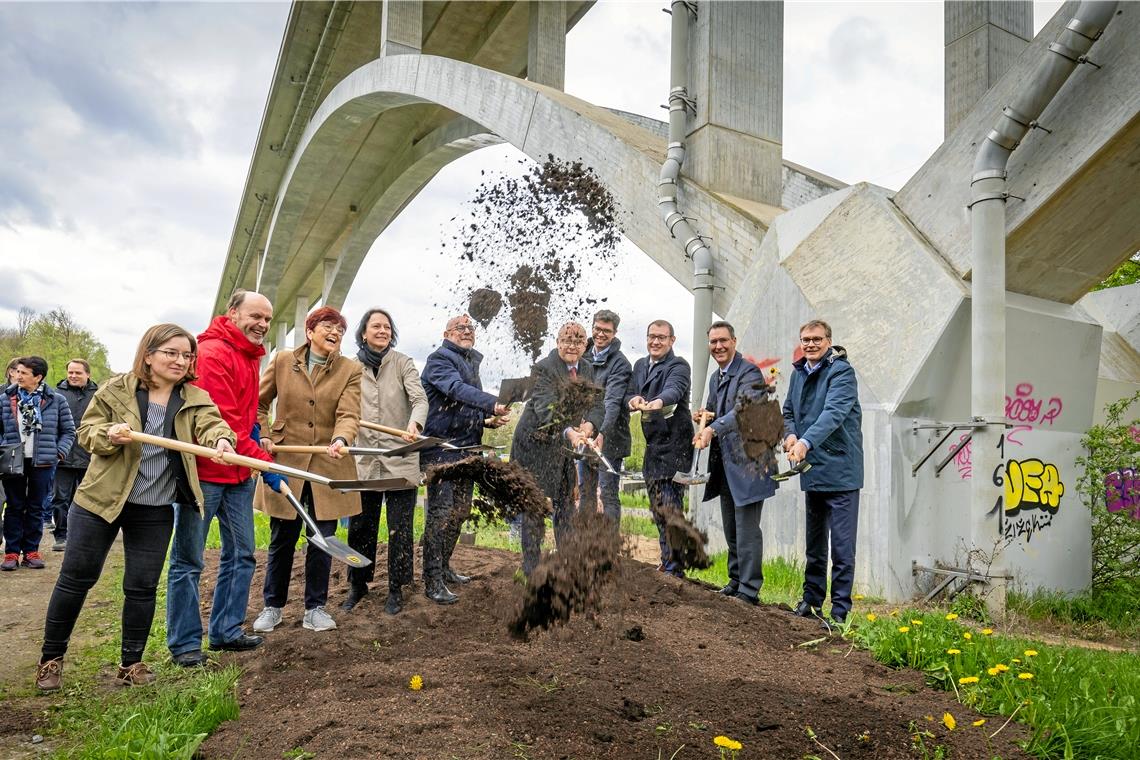 Schwungvoll soll der Ausbau der B14 weitergehen. Beim gestrigen Spatenstich zeigten sich alle Akteure zuversichtlich. Foto: Alexander Becher