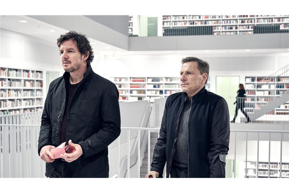 Sebastian Bootz (Felix Klare, l.) und Thorsten Lannert (Richy Müller) führt ein älterer Fall in die Stuttgarter Stadtbibliothek.