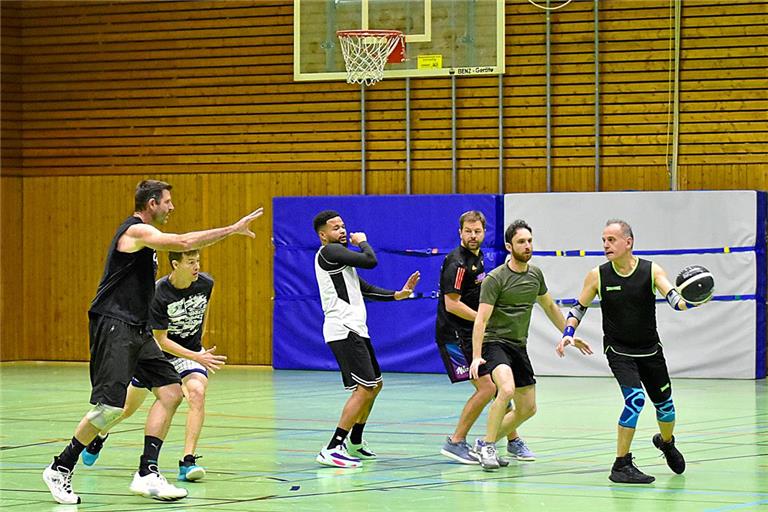 Sechs Mann, ein Ball und ein Korb: Auch Routinier Stephan Neuer, Manuel Gotthardt, Marcos Rafael Taveras, Emanuel Pereira und der erfahrene Slobodan Momcilovic (von links) haben im Training ihren Spaß an der modernen Basketballvariante 3x3. Foto: Tobias Sellmaier