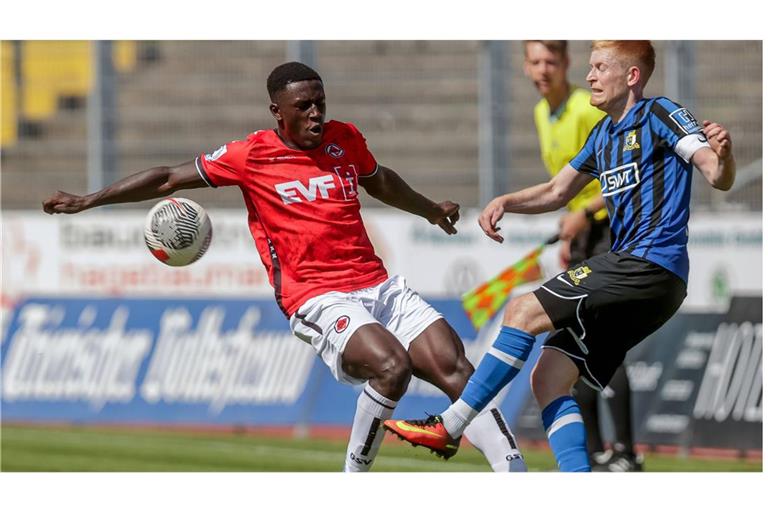 Seedy Jarju (li., gegen Robin Garnier), Göppingens Neuzugang vom 1. FC Heidenheim, feierte in Trier sein Debüt im GSV-Trikot.