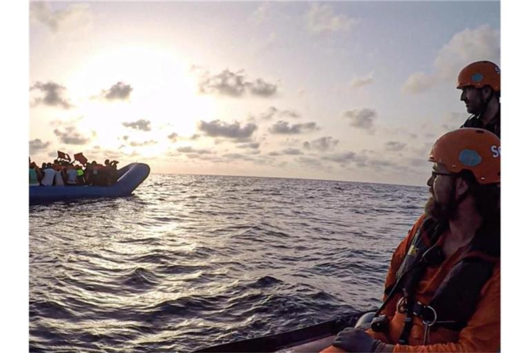 Seenotretter vom Rettungsschiff „Alan Kurdi“ blicken zu einem Schlauchboot voller Flüchtlinge (Archiv). Foto: Pavel D. Vitko/Sea-Eye/dpa