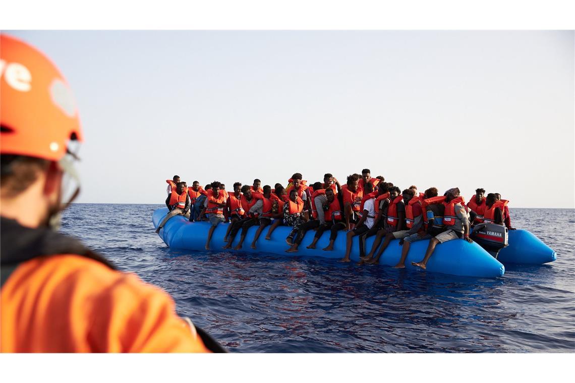 Seenotretter, wie hier im Mittelmeer, helfen Flüchtlingen. (Archivbild)