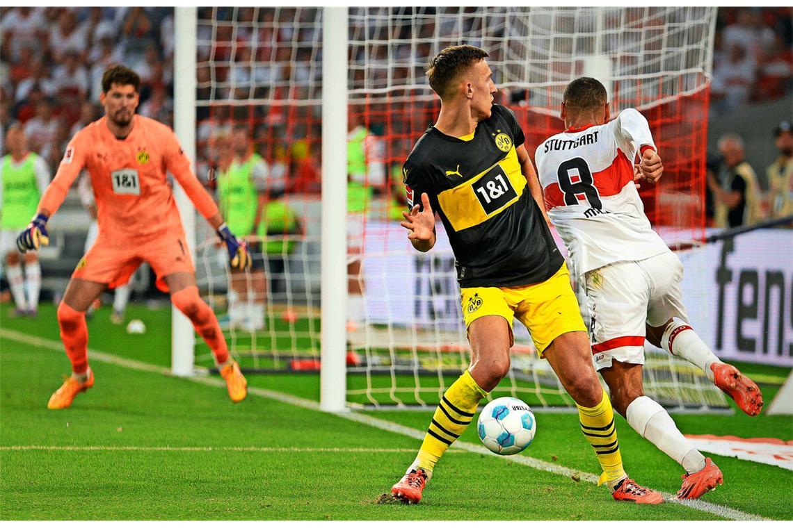 Sehet und staunet: VfB-Mittelfeldspieler Enzo Millot tanzt  nach seinem Tor zum 3:0 (kleines Bild links) in dieser Szene den Dortmunder Nico Schlotterbeck an der Auslinie auf kleinstem Raum aus und legt das 4:1 auf.