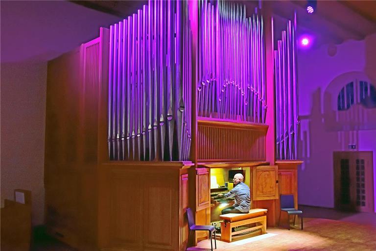 Seit 15 Jahren gastiert Patrick Gläser in ganz Deutschland und Europa mit Rock, Pop und Filmmusik auf der Kirchenorgel. Mit dem Programm „Orgel rockt“ war er am Wochenende in der Backnanger Stiftskirche. Foto: Tobias Sellmaier