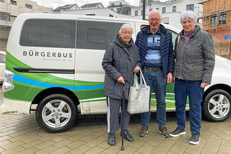 Seit 2019 fährt der Bürgerbus durch Weissach. Johann Raß ist einer der ehrenamtlichen Fahrer. Ursula Dierolf (links) und Margaretha Kleebaur nehmen das Angebot wahr. Foto: privat
