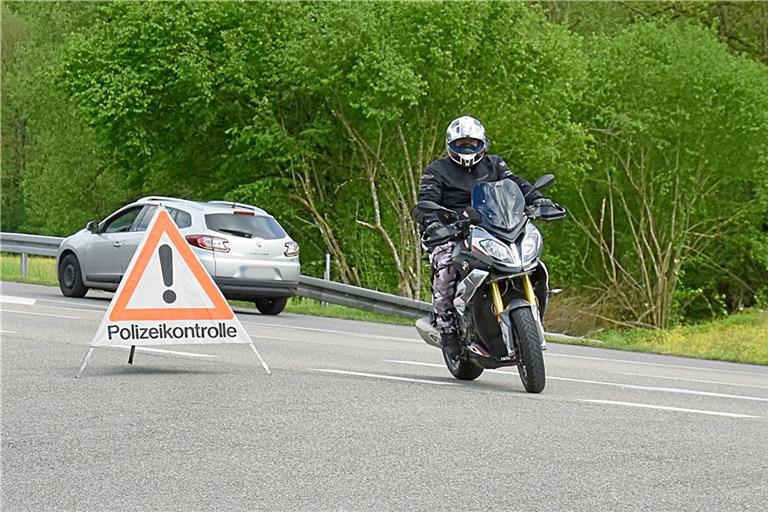 Seit 2022 ruft das Innenministerium den Mai zum landesweiten Aktionsmonat für mehr Motorradsicherheit aus. Die Polizei überprüft sogenannte Schwerpunktstrecken. Fotos: Tobias Sellmaier