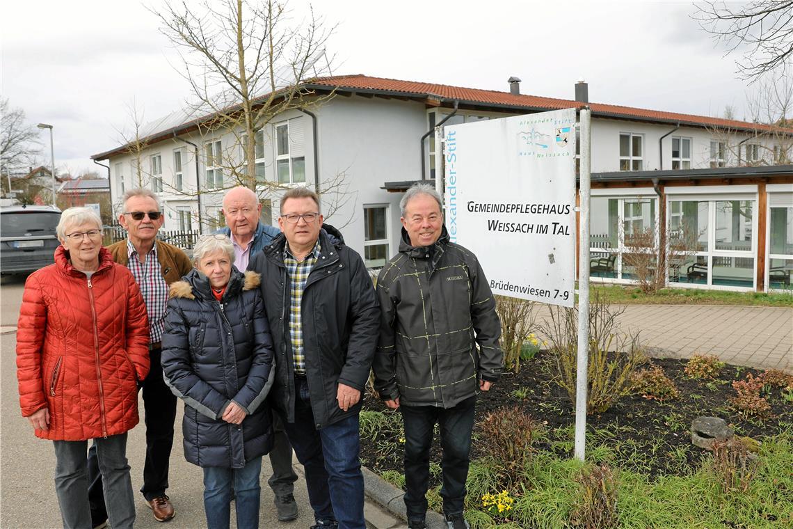 Seit bekannt ist, dass der Fortbestand des Heims unsicher ist, setzen sich einige Eigentümer für den Weiterbetrieb ein. Darunter etwa Rosemarie Drac (von links), Hansdieter Drac, Christiane Voss, Norbert Kurz, Josef Voss und Roland Leister. Archivfoto: Benjamin Büttner 